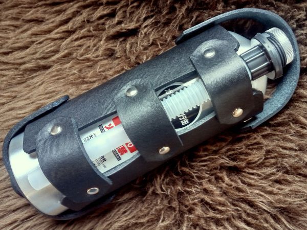 メルテックFK-06(1L携行缶)＆レザーホルダーセット：3.3mm厚姫路産ブラックシュリンクヌメ革の画像2