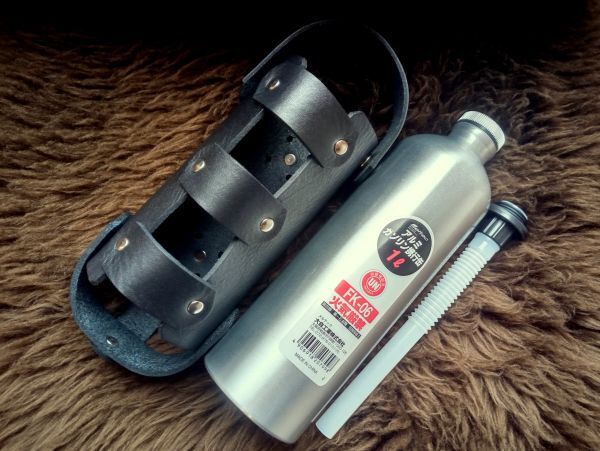 メルテックFK-06(1L携行缶)＆レザーホルダーセット：3.3mm厚姫路産ブラックシュリンクヌメ革の画像1