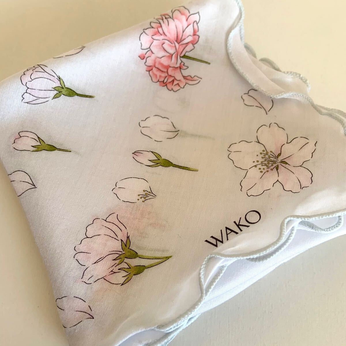未使用 銀座和光 WAKO 和光 大判ハンカチ 花柄 縁フリル 約50 未使用 銀座和光 WAKO 和光 大判ハンカチ 花柄 縁フリル 約50