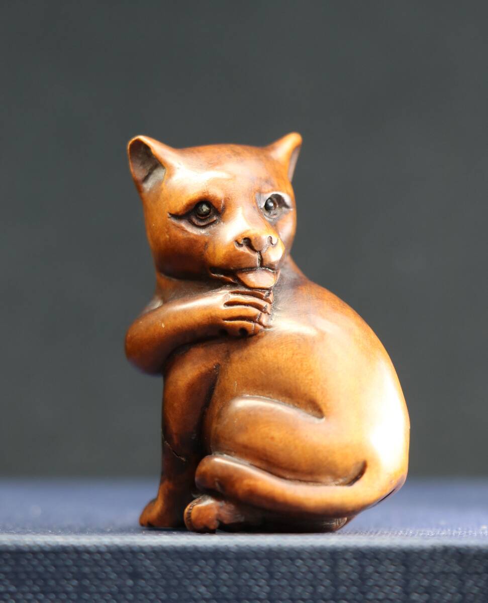 時代提げ物 人物根付 天然素材 在銘【空を見上げる侍】高さ約5cm 重さ約35g 根付】玉山・銘あり 提げ物 木彫り 東洋彫刻
