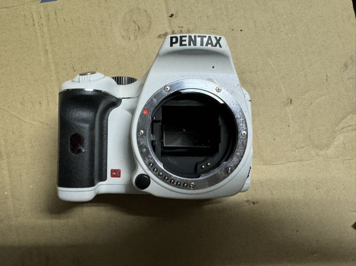 ◆人気モデル◆ ペンタックス PENTAX K-x ボディ ホワイト デジタルカメラ デジタル一眼レフ 単三電池駆動 _画像1