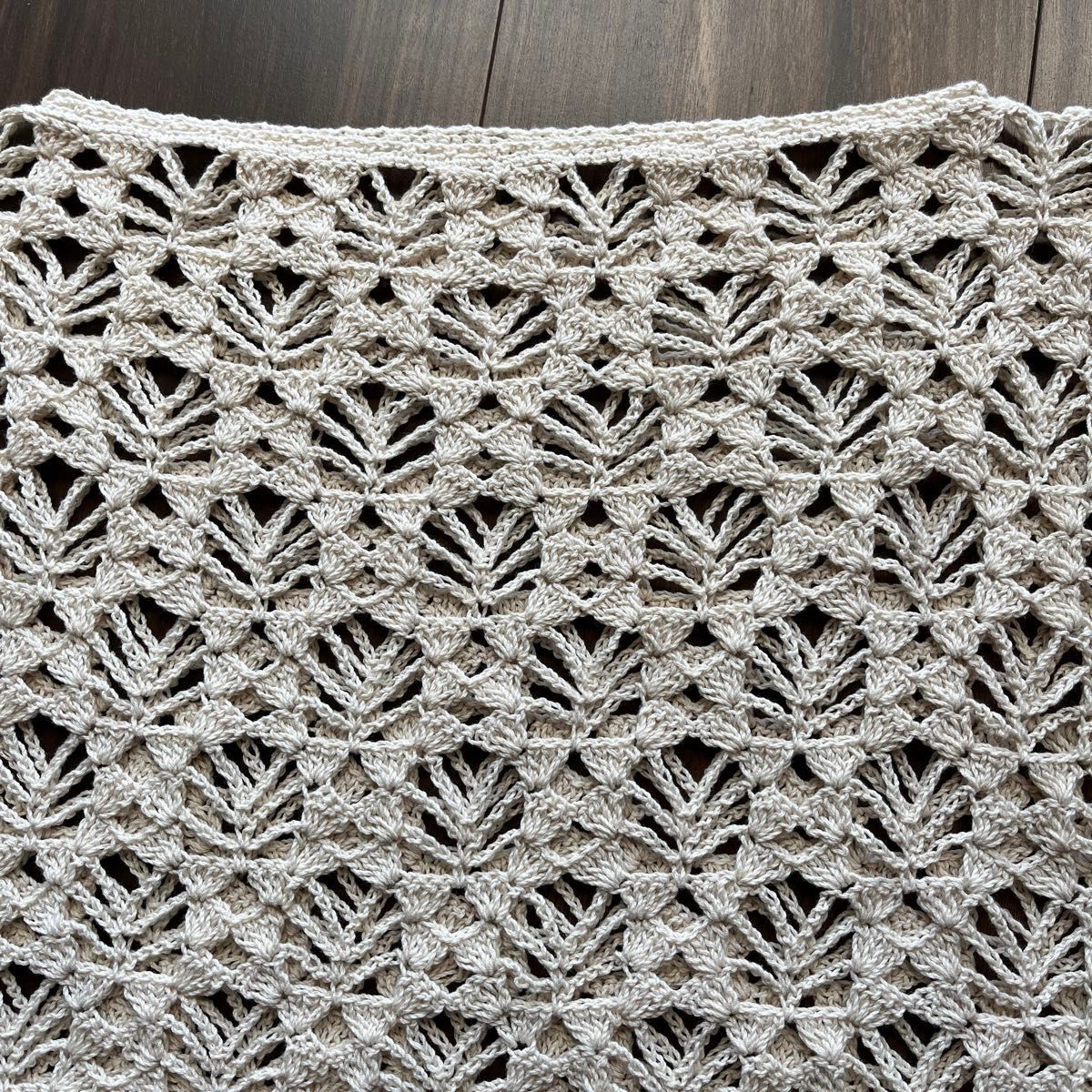 手編み　シンプルな編み方で華やかにみえるかぎ針編みベスト　綿100%  オフホワイト
