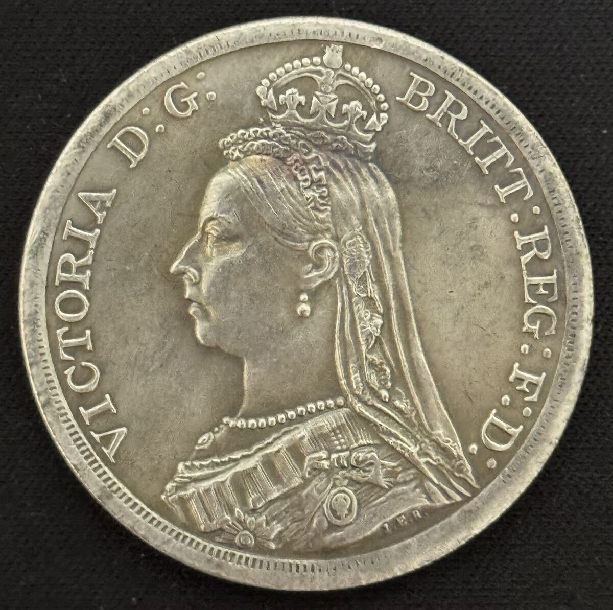 古銭 硬貨 銀貨 貿易銀 イギリス コイン ヴィクトリア女王 初代インド皇帝 女帝 クラウン銀貨 1887年の画像1