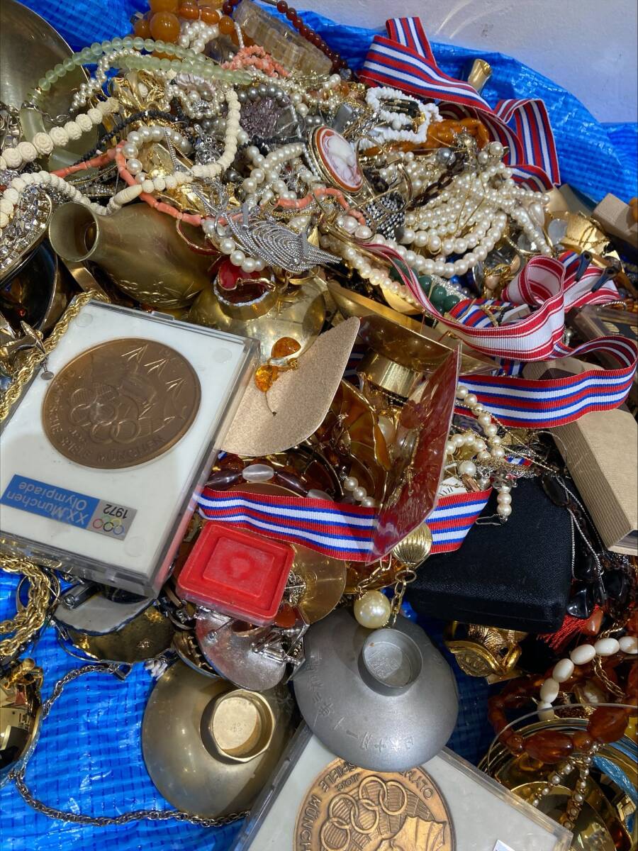 アクセサリーまとめ 指輪 ネックレス イヤリング ブローチ ピアス 金杯 メダル 小判 石 天然石 箱込み総重量約17キロ 保管品 の画像8