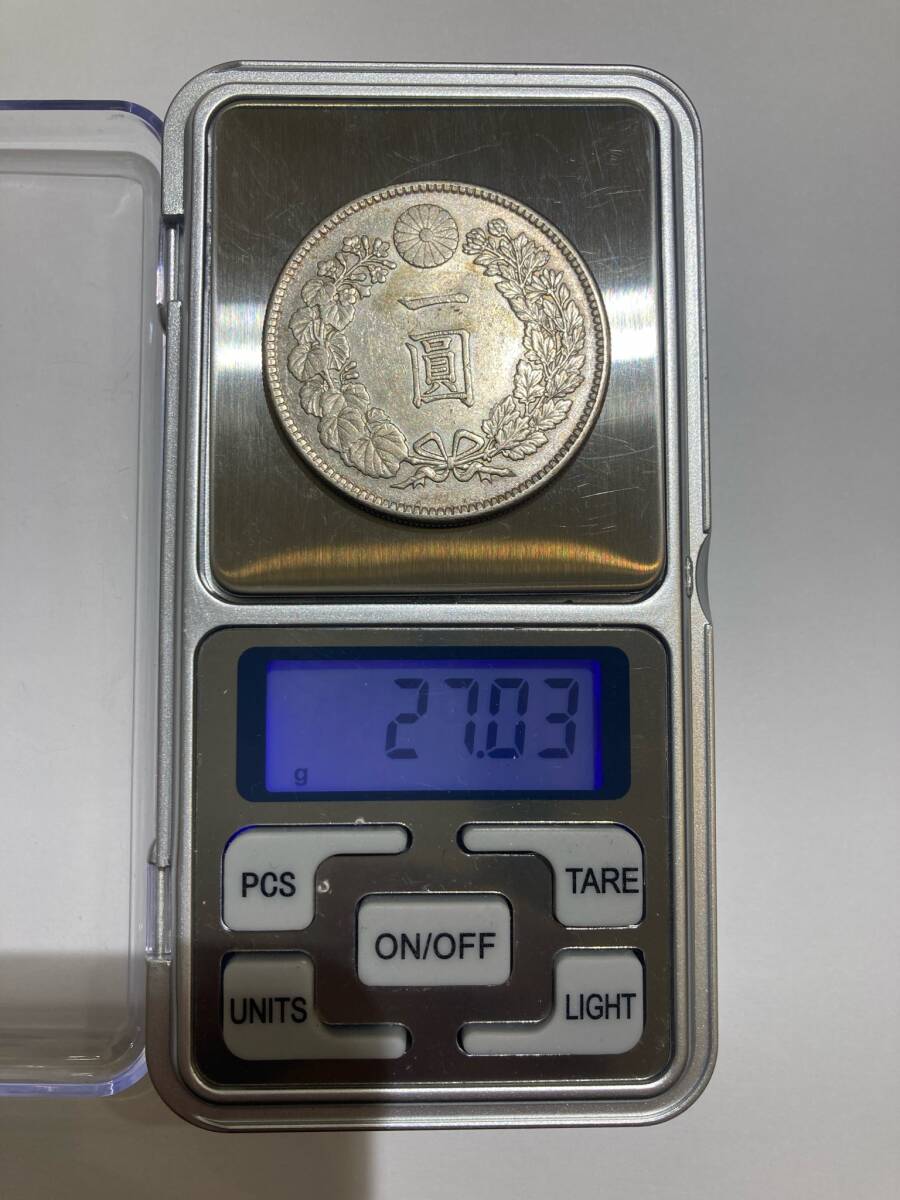 日本古銭 一圓銀貨 一円銀貨 量目27.03g 明治三十八年 明治38年 大日本 竜 菊紋 貨幣 1枚_画像3