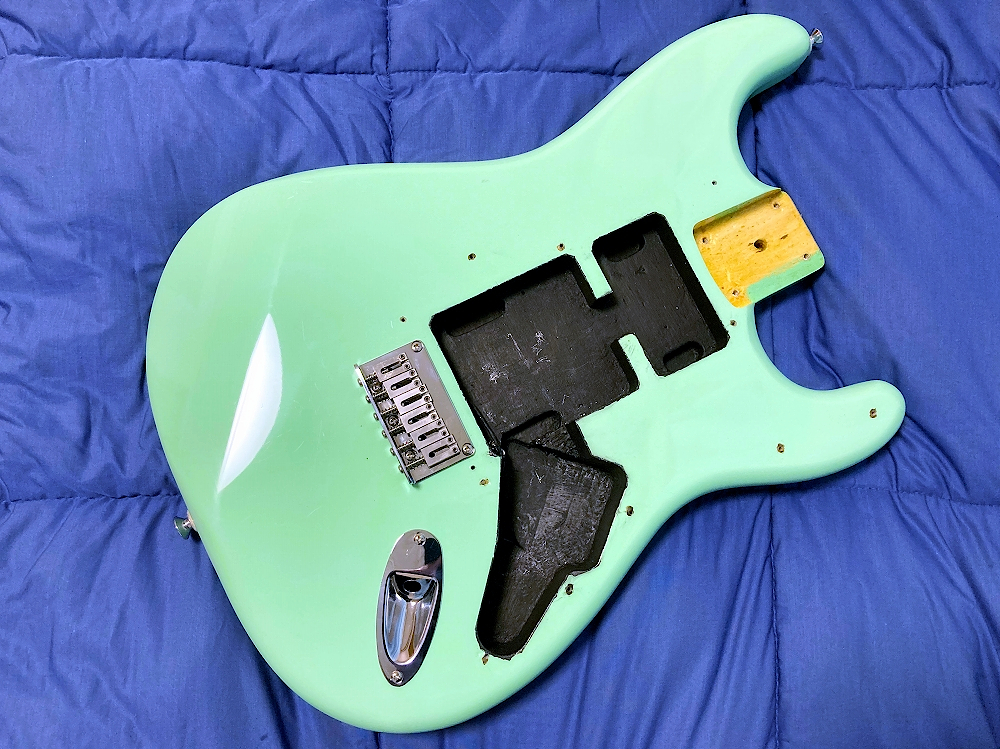 Squier by Fender Stratocaster ハードテイル 裏通し ボディ ステンレスサドル おまけ付き スクワイア フェンダー ストラトキャスター_画像2