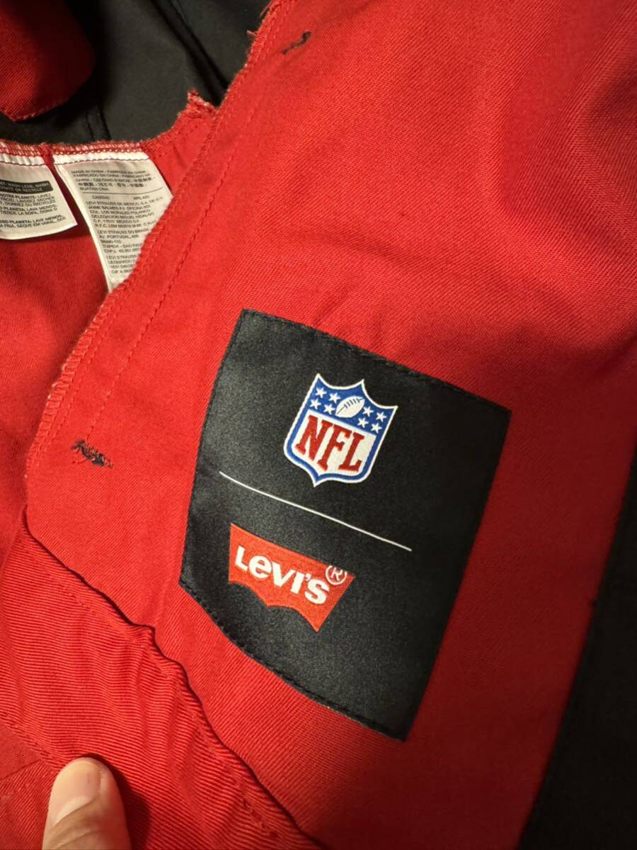 海外限定 Levi's × NFL Trucker Jacket リーバイス ジージャン ブラックxレッド サイズM 美中古_画像5