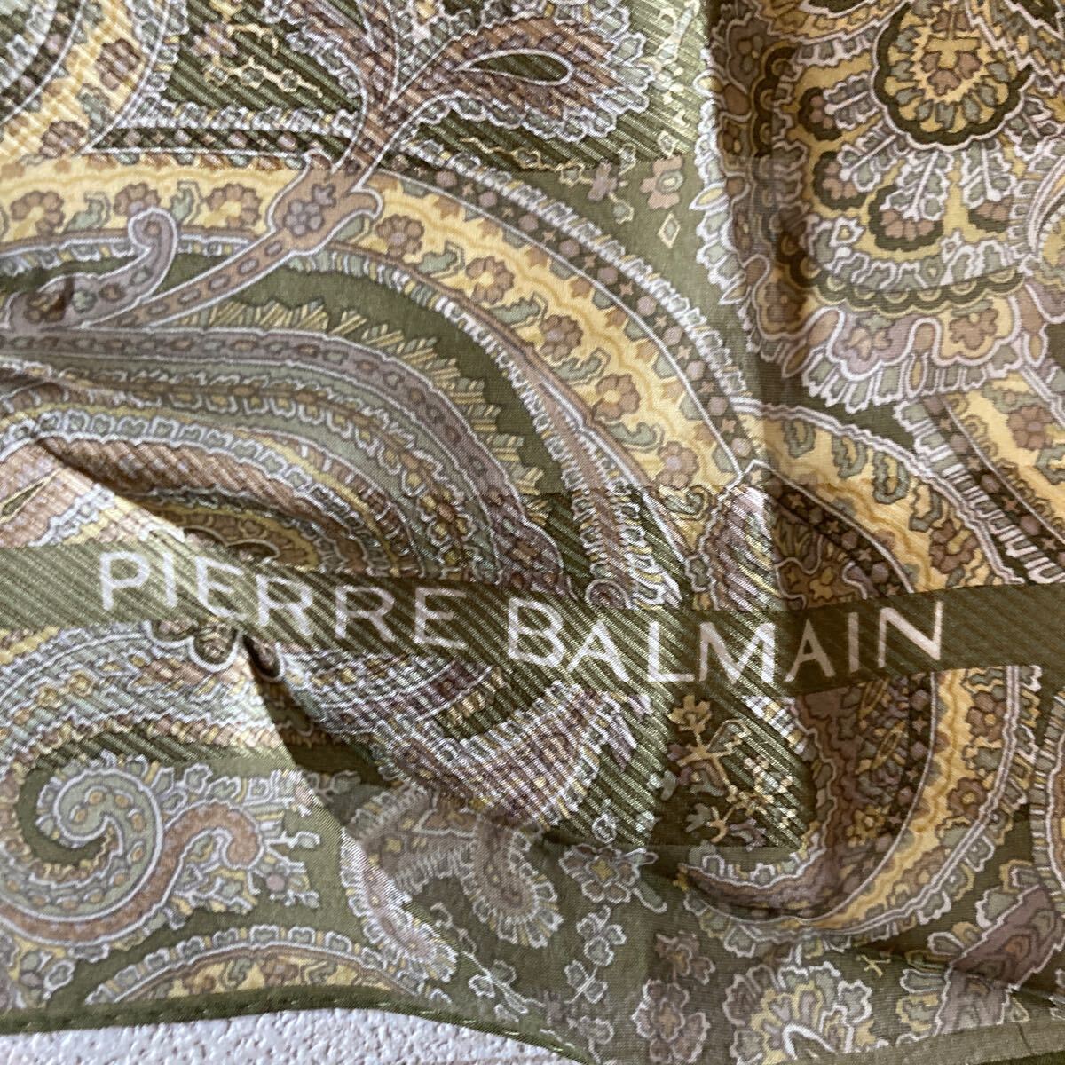 未使用 ピエールバルマン スカーフ シルク グリーン系 ペイズリー 約87×89cm 04022204の画像2