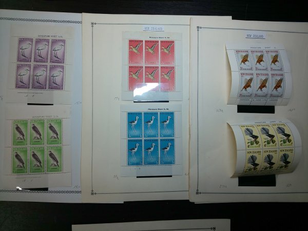 0403F70 外国切手　ニュージーランド　エアメイル　小型シート等使用済み混在　まとめ　台紙に貼りつき有＊詳細は写真でご確認ください