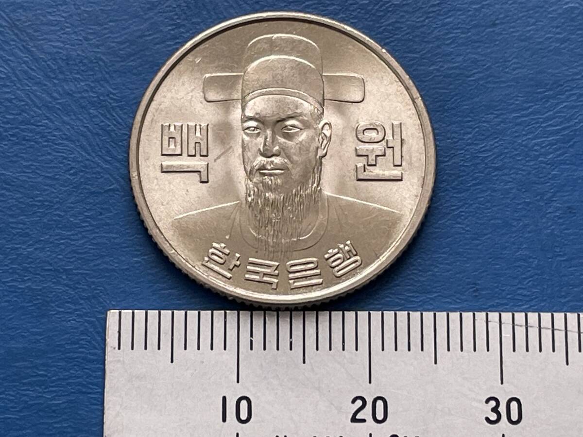☆韓国貨幣【韓国1975年100WON（ウォン）白銅貨：未使用、実測値（約24ｍｍ/5.5ｇ）】コイン A418☆の画像3