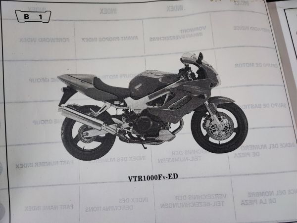 【HONDA / ホンダ・VTR1000F (V/W/X/Y)・5版 (1999年) パーツカタログ】英字版/Honda Motorcycle Parts Catalog/_画像2