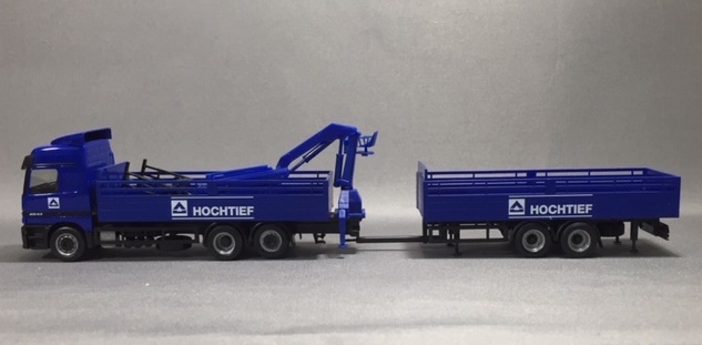 1/87 Herpa MB Actros L Pritschan/Hangerzug/Ladkran &#34;HOCHTIEF&#34;