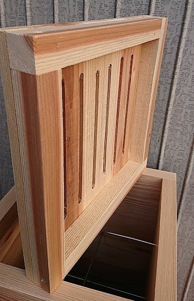 送料無料・日本蜜蜂・給餌・メントール対応すのこ式中蓋付 杉28mm角４段重箱式巣箱・網付底板・トリカルネット付き  ２８型の画像6