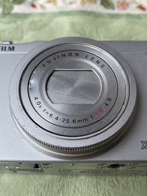 FUJIFILM 富士フイルム XQ1 コンパクトデジタルカメラ シルバー ジャンク_画像3