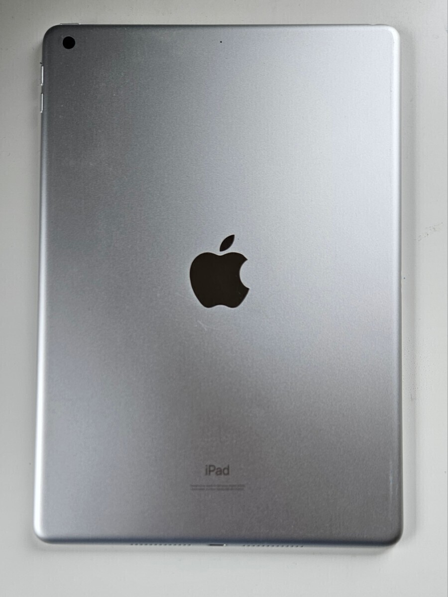 ☆1円スタート！ Apple iPad (第8世代) シルバー MYLA2J/A アップル　アイパッド_画像2