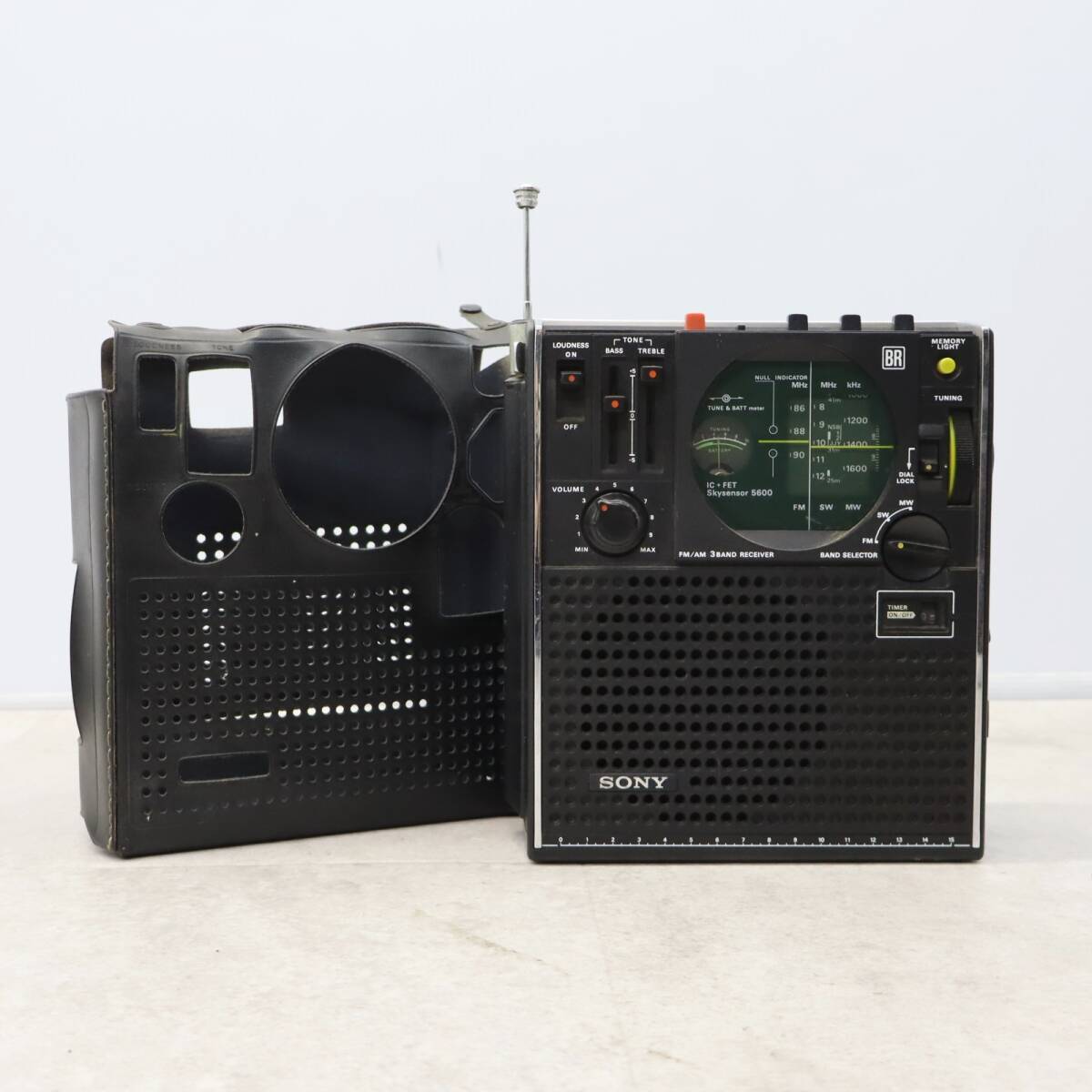 * present condition sale l Sky sensor 3 band receiver lSONY Sony ICF-5600 short wave radio FM AMl Junk #P1449