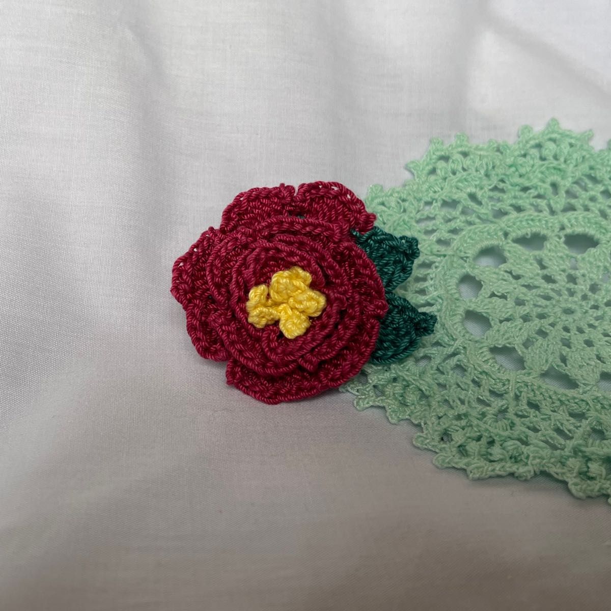 花のブローチ　椿　ハンドメイド　レース編み　プレゼント