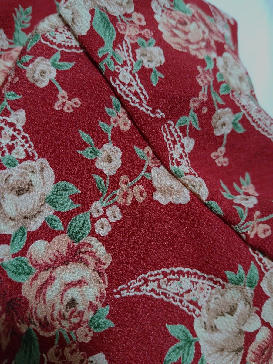 日本製 花柄 ワンピース さらさら  フレア 立体縫製 レッド ローズ リボン 落ち着いた 赤 たっぷり フラワー M〜Ｌ