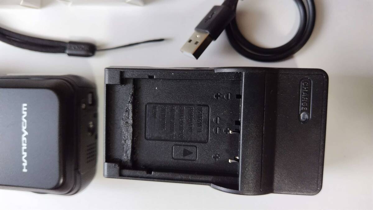  【中古】ソニー SONY Handycam GW77V 内蔵MM-16GB ブラック HDR-GW77V(B)本体のみ＋互換バッテリ等_画像5：充電器（プラ加工あり）