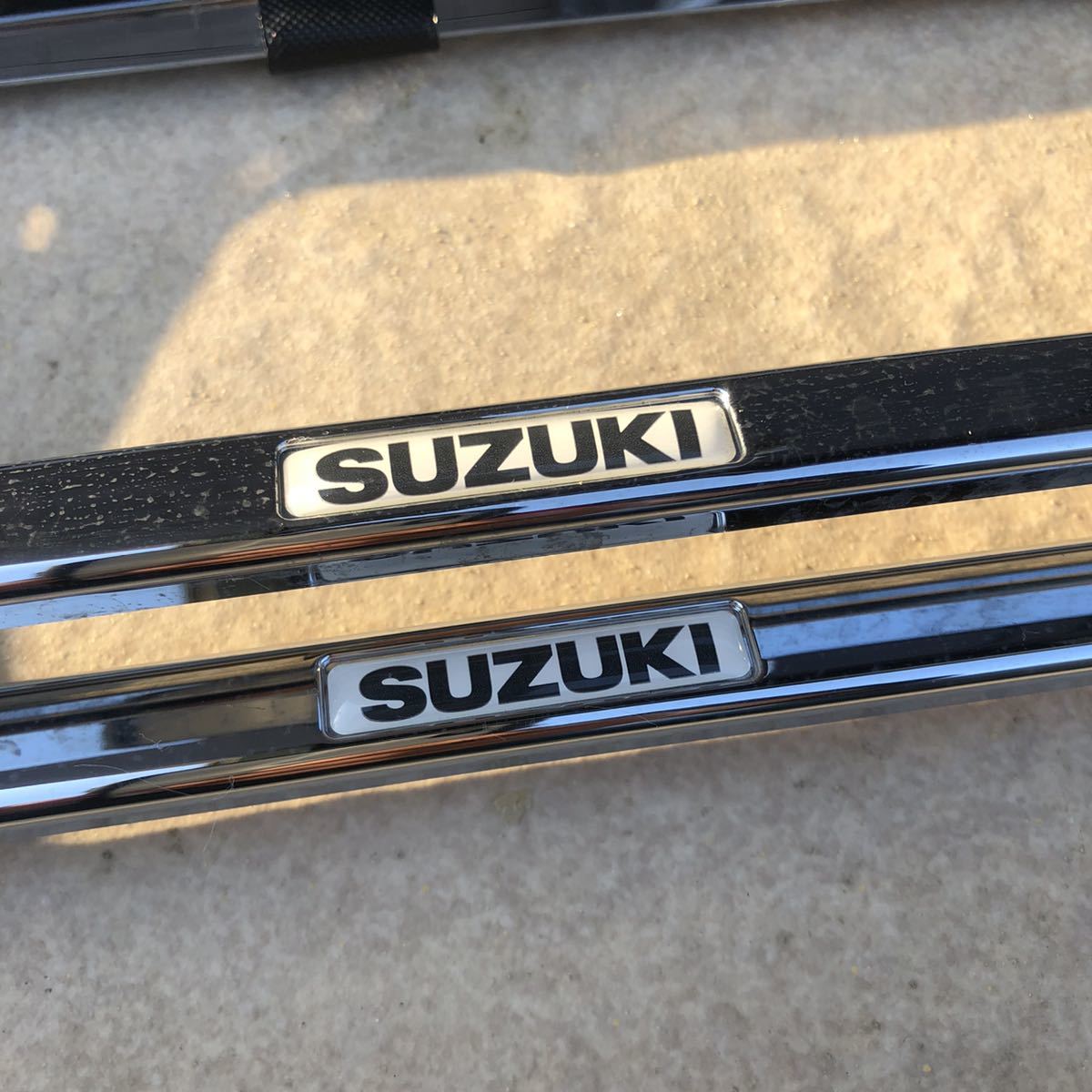 【SUZUKI】スズキ 純正 メッキ ナンバーフレーム 前後２枚セットの画像1
