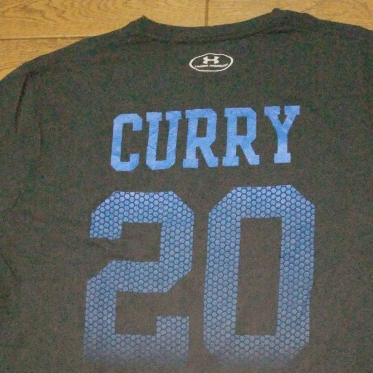 UNDER ARMOUR バックプリントTシャツ　CURRY20 XL/TG/EG U-2403