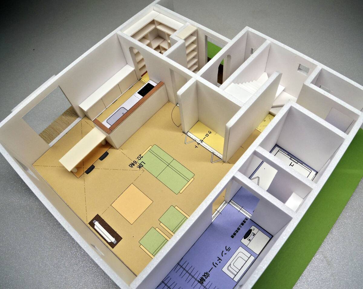 縮尺1/50　建築模型　住宅模型　屋根３タイプ差し替え可　屋根裏収納　模型台のサイズ200×220×高さ170ミリ　ヤマト運輸80サイズ着払い_台所、収納、居間、階段、バス、ランドリー
