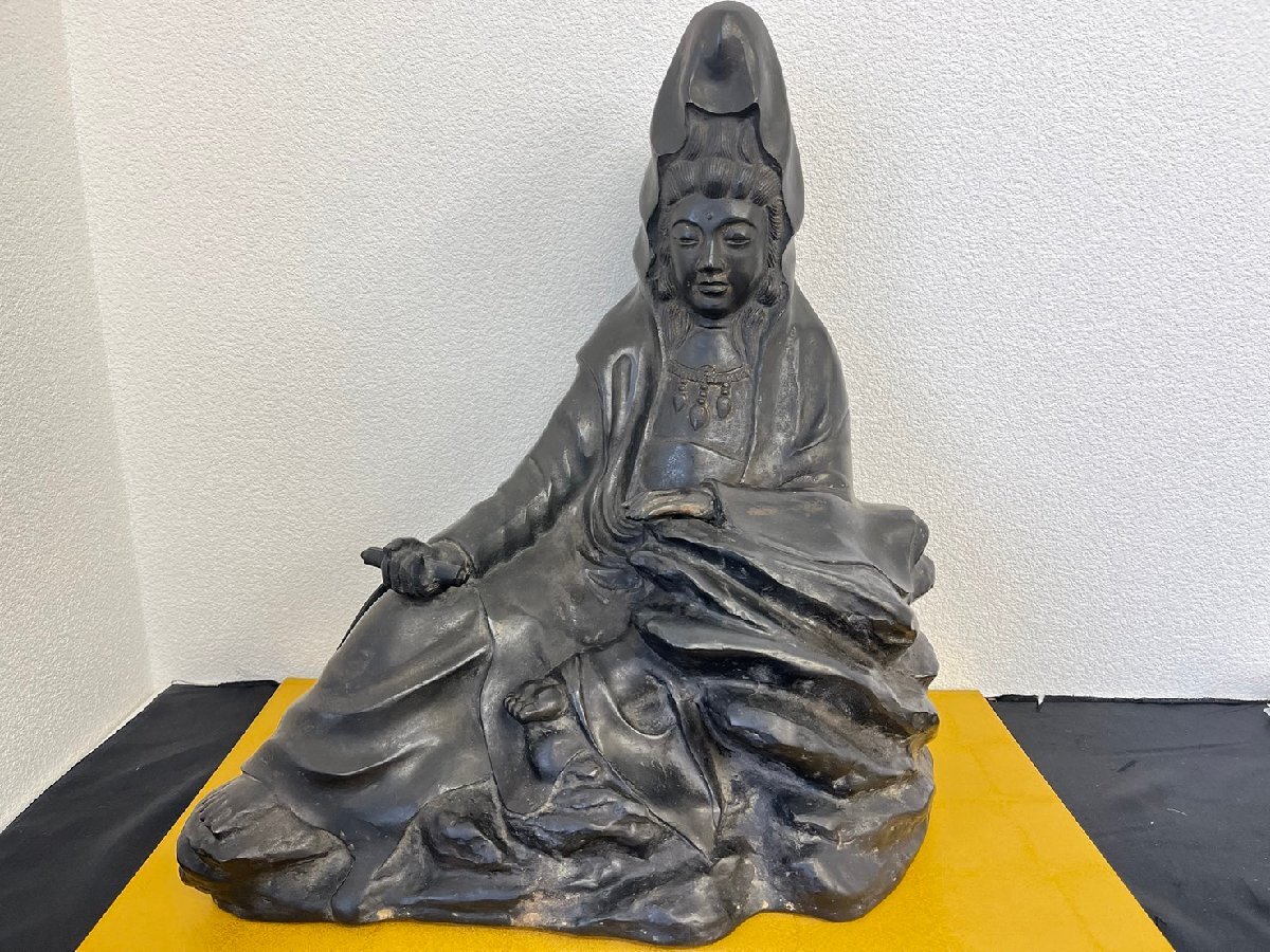 s 呉山作 岩上白衣観音 座像 坐像 高さ約42㎝ 古銅 仏教美術 置物の画像1