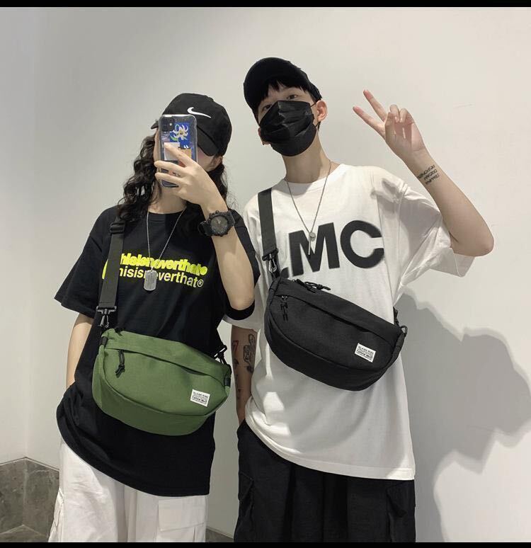  man and woman use shoulder bag black body bag high capacity sakoshu Korea 