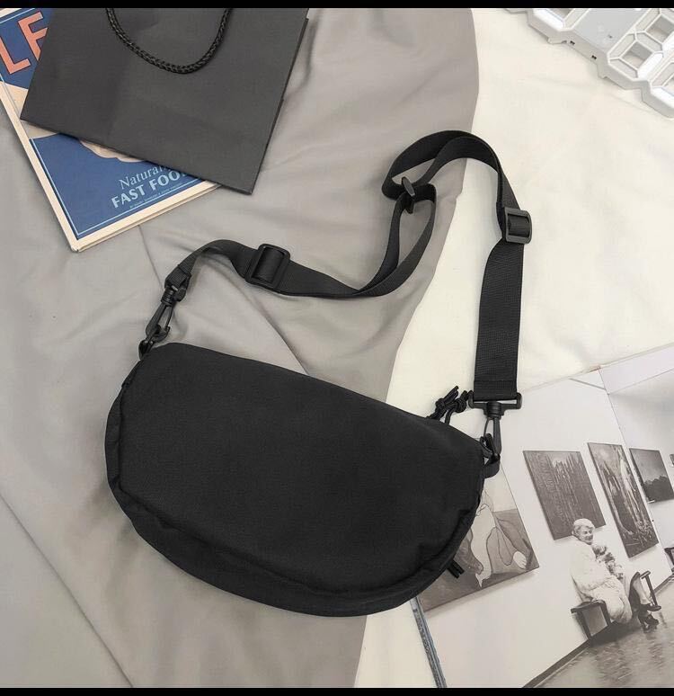  man and woman use shoulder bag black body bag high capacity sakoshu Korea 