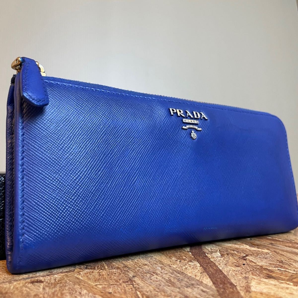 1円 PRADA 美品 プラダ ラウンドファスナー 長財布 男女 サフィアーノレザー ■レザー　ブルー　バイカラー_画像1