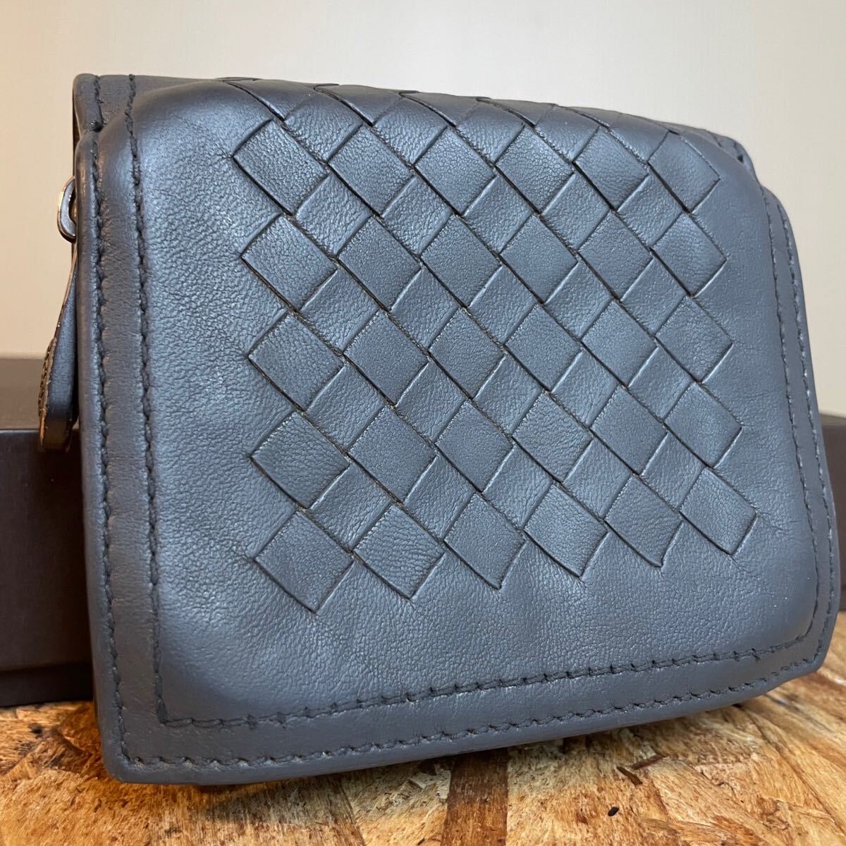 ★【美品！希少！】 BOTTEGA VENETA ボッテガヴェネタ イントレチャート ロングウォレット　二つ折り　長財布　男女　グレー_画像2