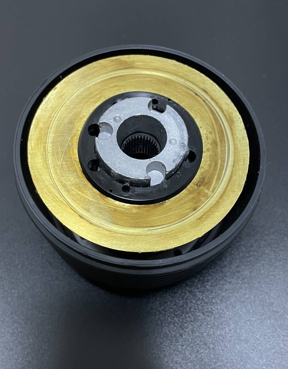 HKB SPORTS ステアリングボス ミニキャブバン(GD-U61 V)にて使用_刻印・配線部の反対面を斜め上から撮影