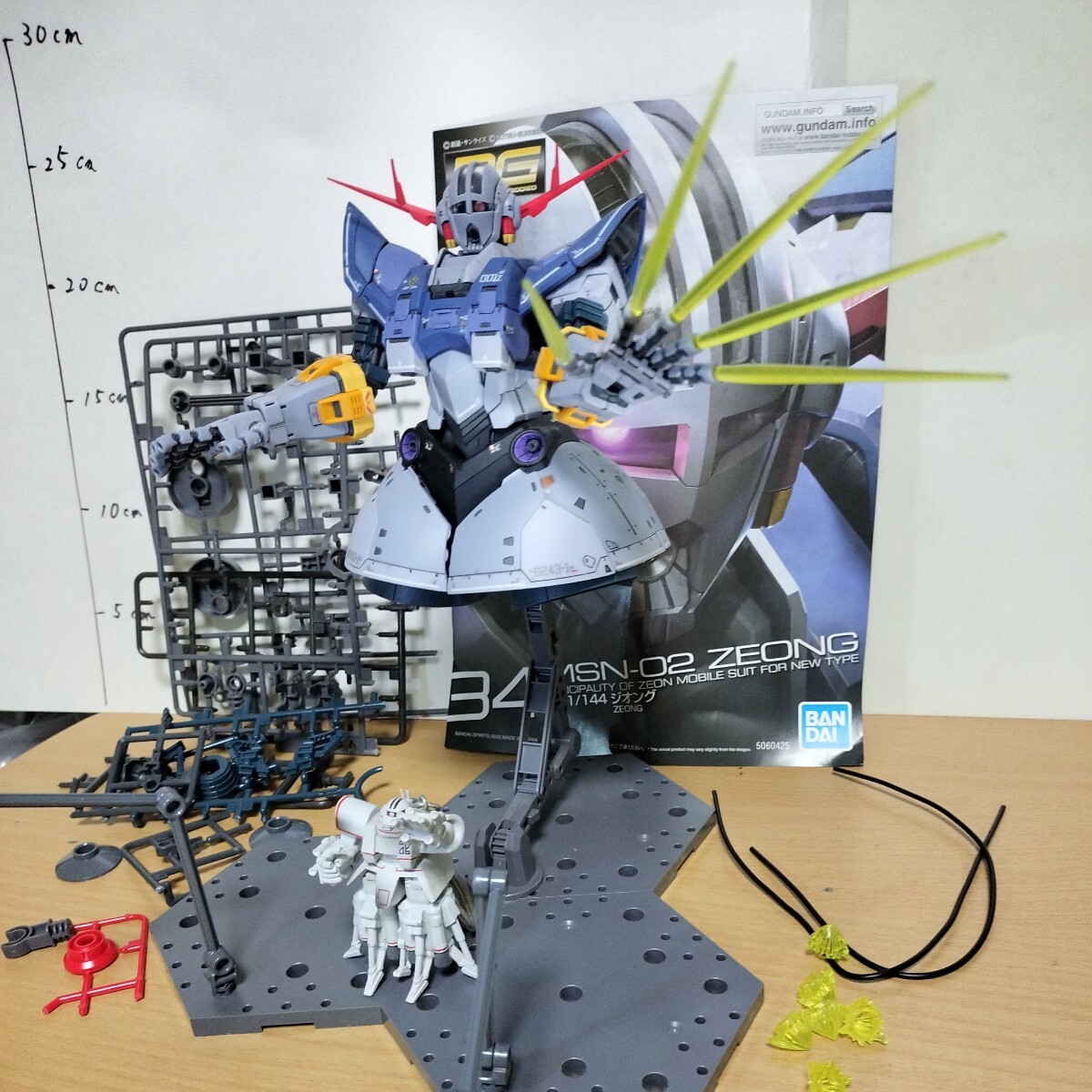 パーティを彩るご馳走や Bibian ジオングビームエフェクト塗装素組完成 1/144 RG 比比昂- 完成品