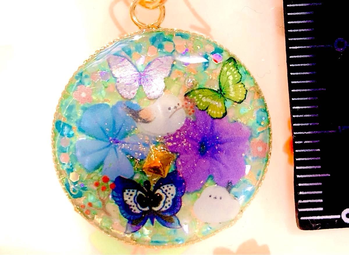 (Y-8)シマエナガと蝶々の綺麗なチャーム　キーホルダー　バッグチャーム　ハンドメイド　レジン　シマエナガちゃん