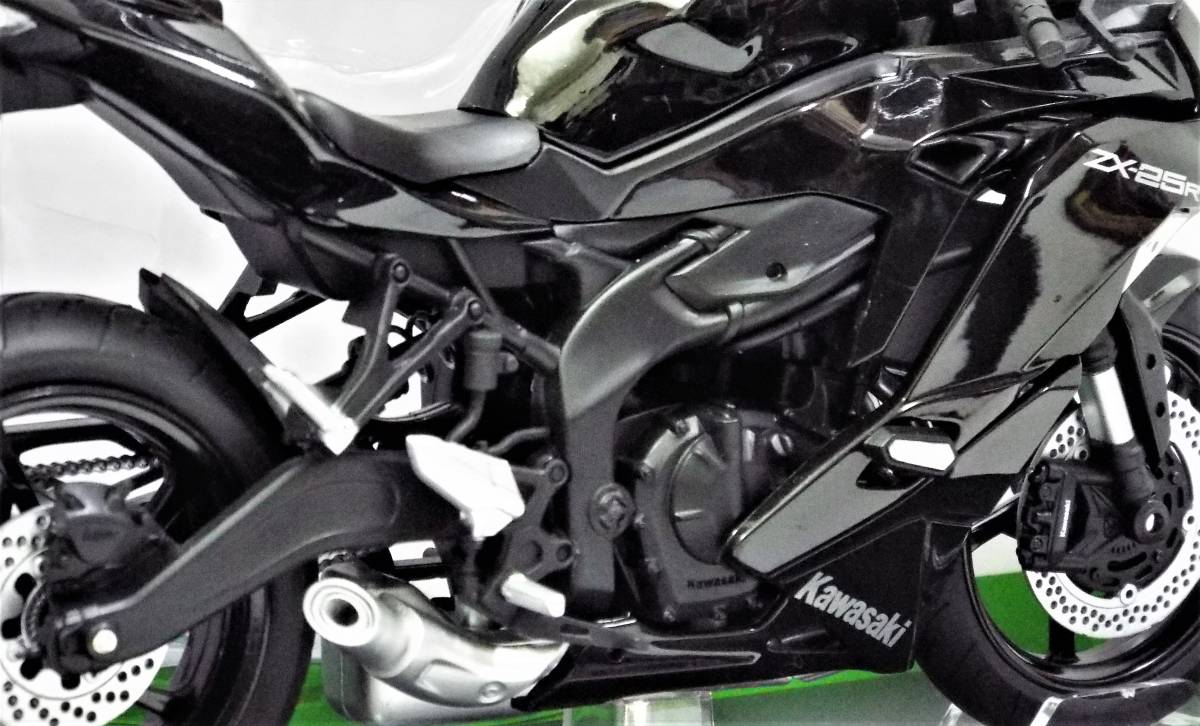 【アオシマ】1/12 カワサキ ニンジャ ZX-25R 2020年 メタリックスパークブラック（ 商品№ 109717)の完成バイクモデル_画像5