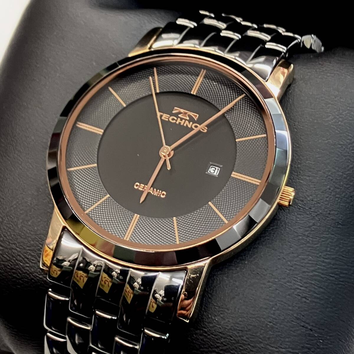 美品 TECHNOS テクノス メンズ腕時計 T9365PB セラミック ブラック/ゴールド クォーツ デイト 電池交換済 動作良好 箱付 送料520円 即決_実物のお写真です。