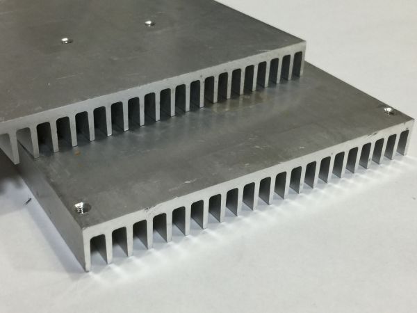 アルミ放熱板　２枚　10.2×8.5×1.2㎝　　中古　　2F18_画像3