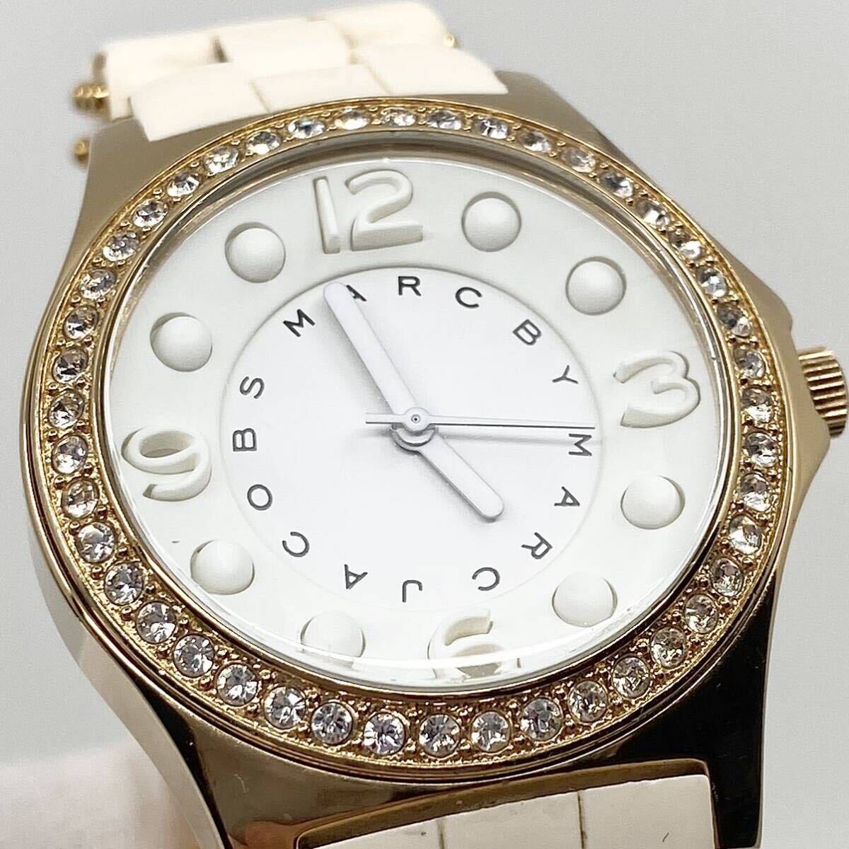 箱付き MARC BY MARC JACOBS 腕時計 ストーンベゼル ロゴ文字盤 クォーツ quartz ゴールド 金 マークバイマークジェイコブス Y809