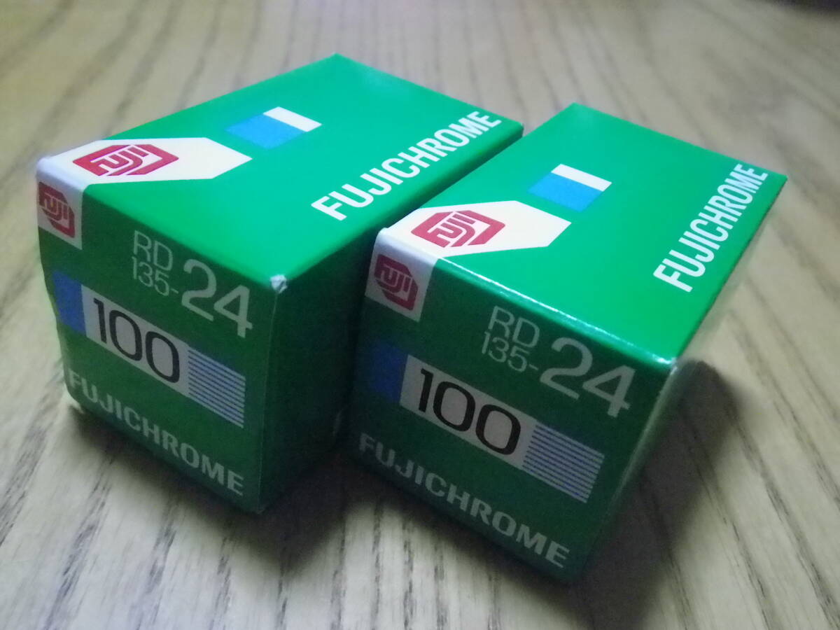 未開封ですが期限切れ FUJICHROME RD 2本セット 135-24 ISO100 COLOUR SLIDE ポジフィルム 送料180円よりの画像1