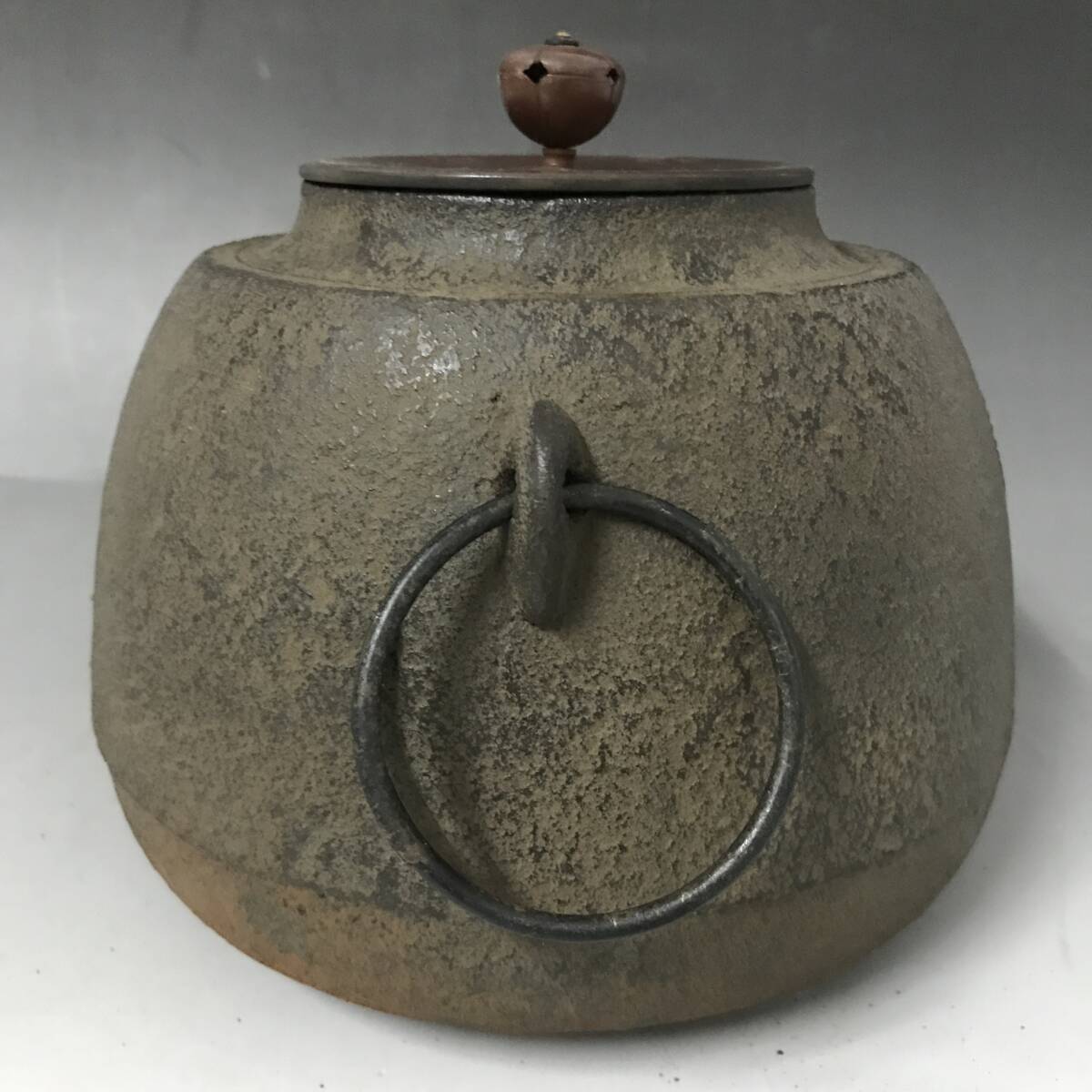 ut28/87 時代物 茶道具 松紋 丸釜 茶釜 銅蓋 釜環 釜鐶 鉄釜 茶道 煎茶道具 風炉釜 在銘無■_画像3