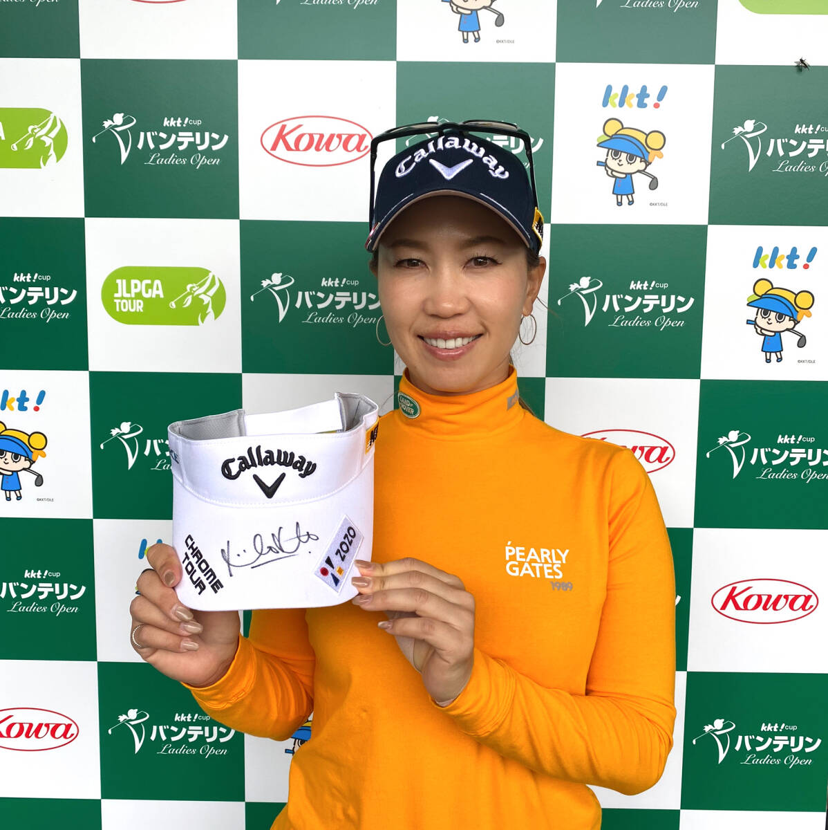 #64【KKT杯バンテリンレディスオープン チャリティー】上田 桃子プロ 直筆サイン入り Callaway サンバイザーの画像1