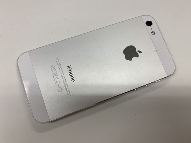 JL072 au iPhone5 ホワイト 64GB 判定○ ジャンク ロックOFFの画像2