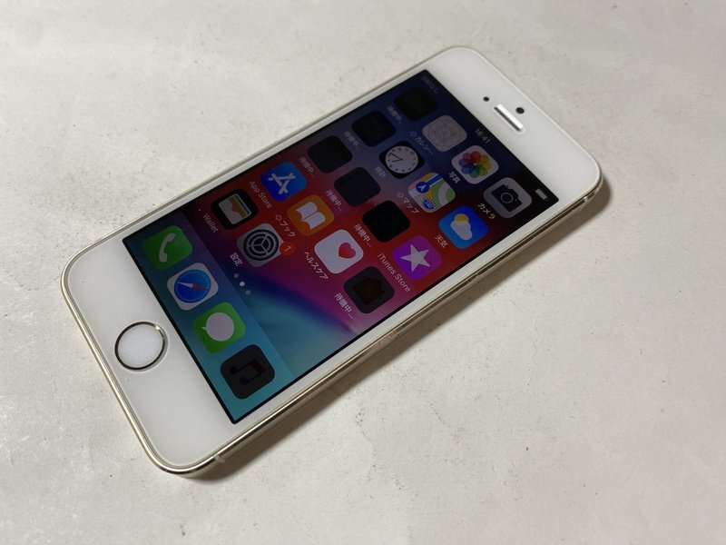 IH215 docomo iPhone5s 16GB ゴールド ジャンク ロックOFFの画像1