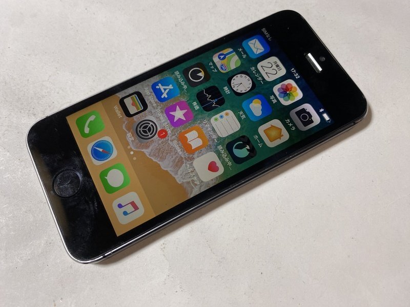 IH203 au iPhone5s 64GB スペースグレイ ジャンク ロックOFFの画像1