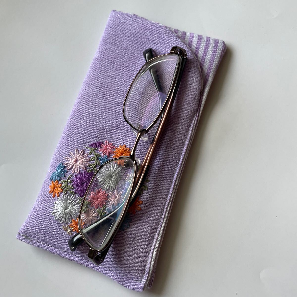 花の手刺繍　メガネケース　ハンドメイド　紫_画像4