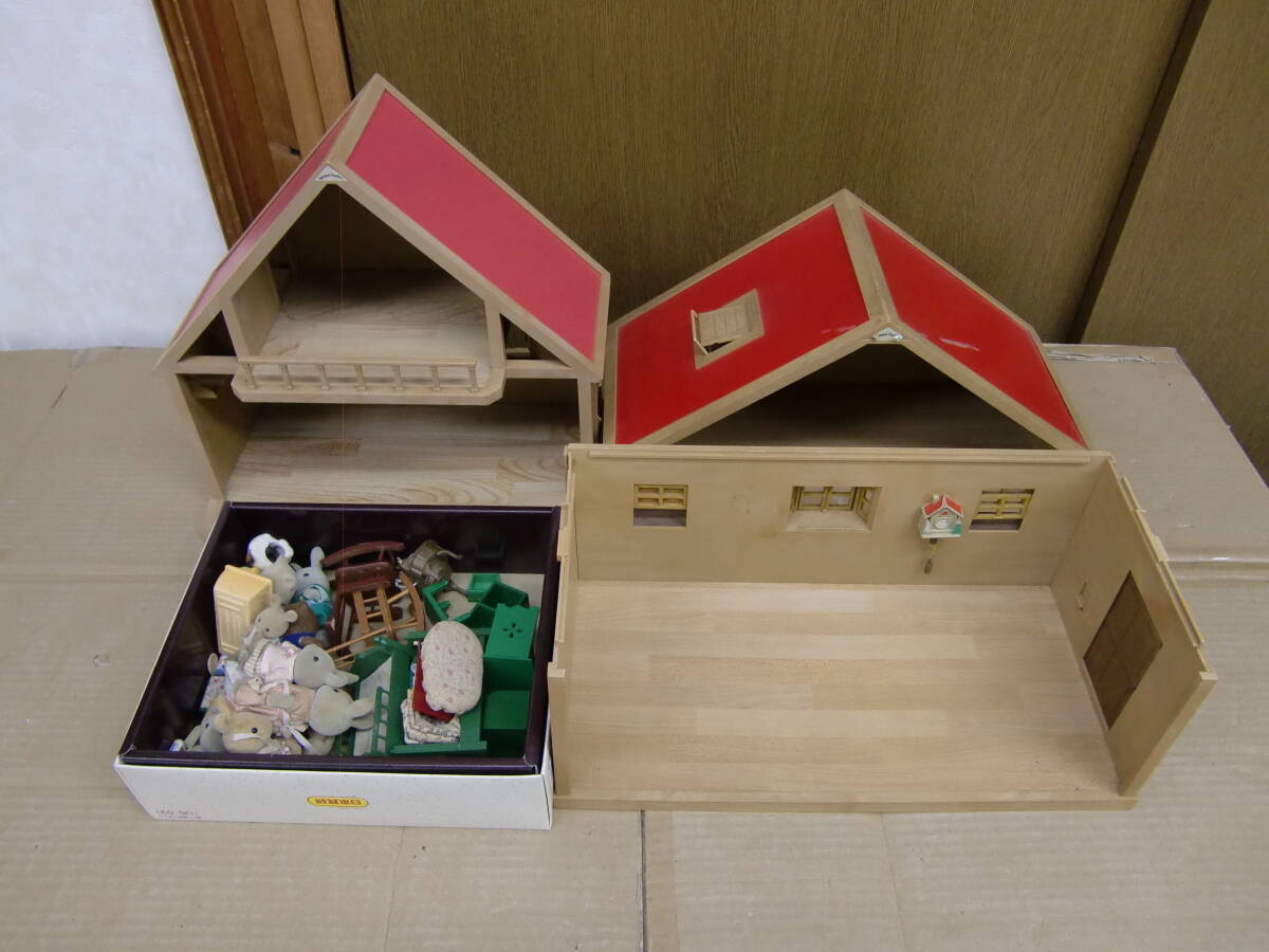 A4514-103♪【送料未定】ジャンク品 シルバニアファミリー お家、家具、人形 など まとめ売りの画像1