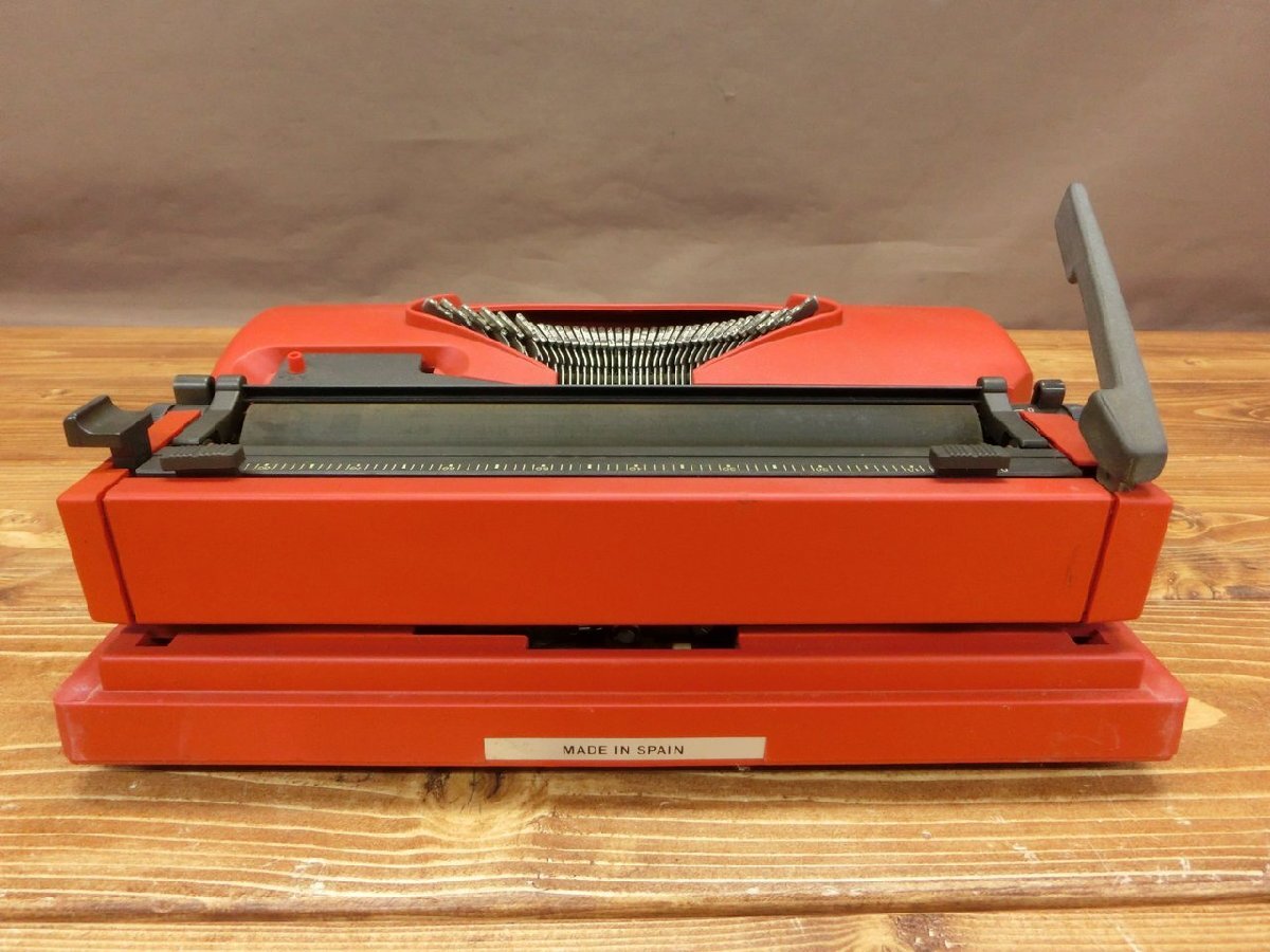 【OY-3215】レトロ アンティーク Olivetti 110 タイプライター スペイン製 インテリア ケース付き レッド系 現状品【千円市場】_画像5