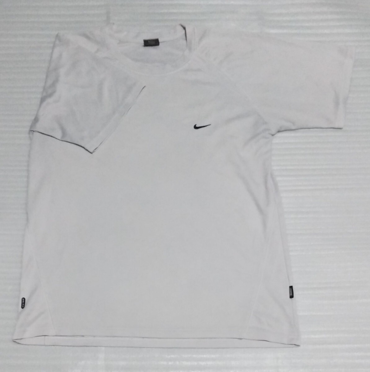 ☆NIKE.com ナイキ 半袖Tシャツ 大きなサイズ XL LL ストレッチ スポーツ ウェア ティー グレイGLAYブラック黒DRI-FITメッシュ 身幅 約54cmの画像1