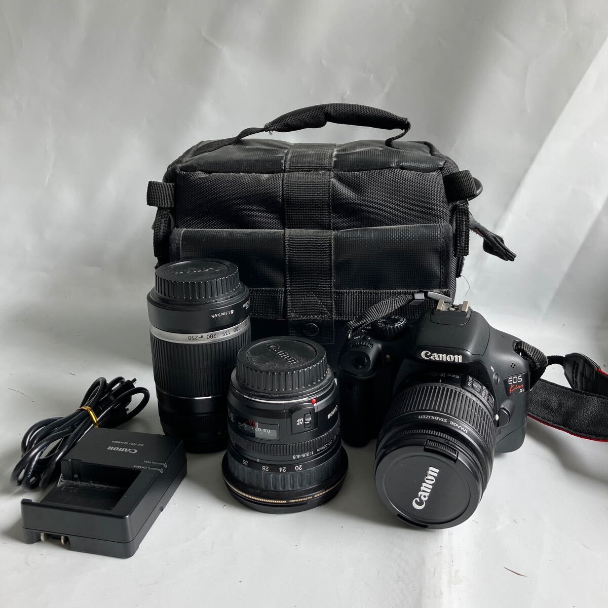 □【500円スタート】Canon キャノン EOS Kiss X4 デジタル一眼レフカメラ レンズキット CANON ZOOM LENS EF 20-35mm / 18-55mm /55-250mmの画像1