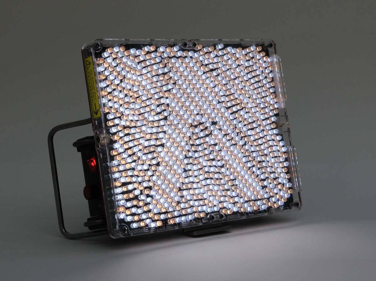 a маленький .-APUTURE AMARAN TRI-8C LED свет AC, lithium источник питания очень красивый товар совершенно рабочий товар 